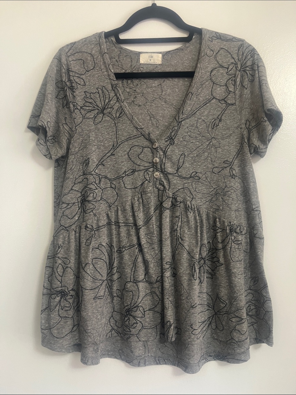 T.La, Anthropologie, Gray Floral V-Neck Short Sleeve Top, Small (made in USA)